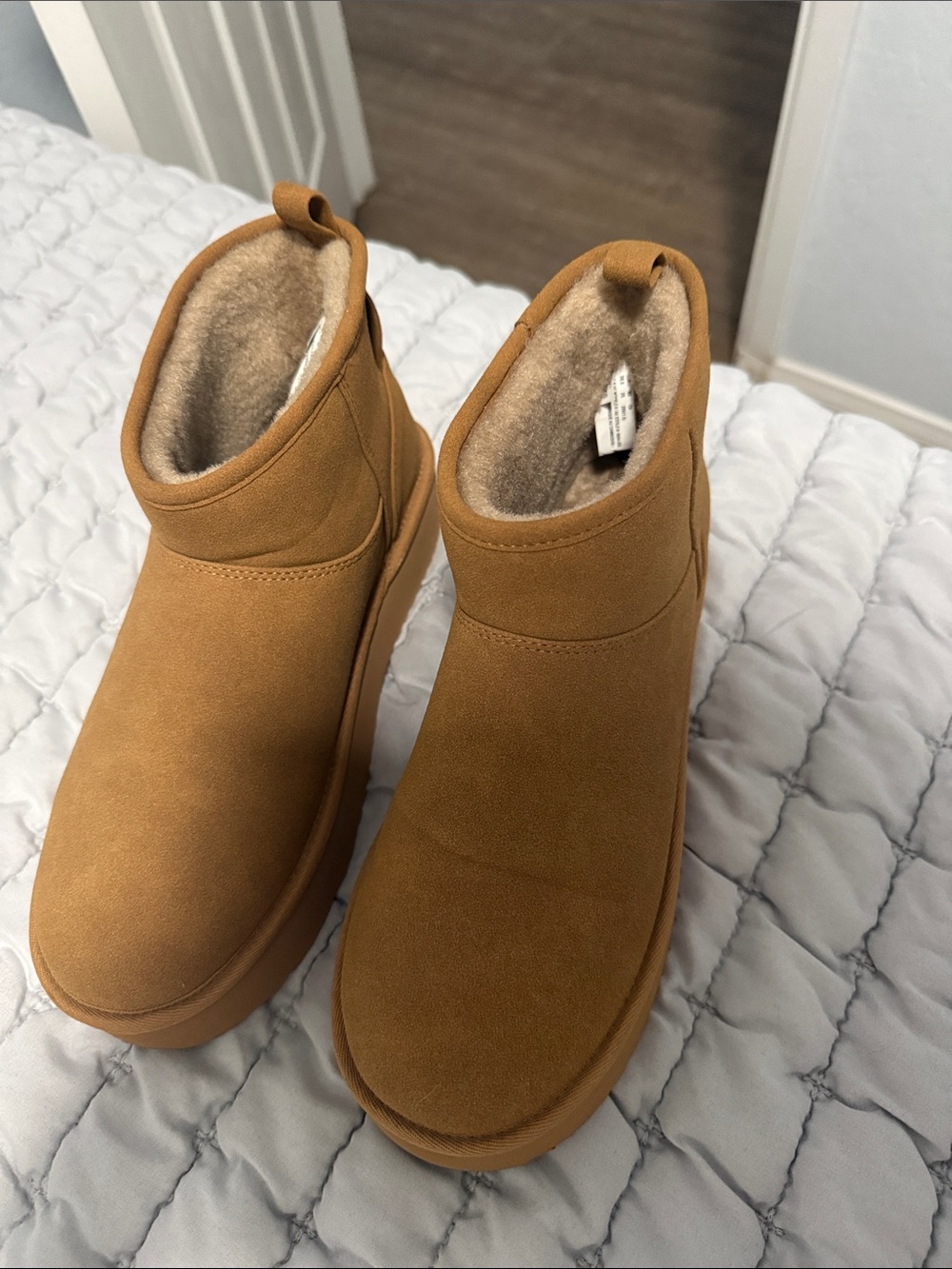 American Eagle Outfitters Women’s Tan Suede-Look Shearling Lined Slippers